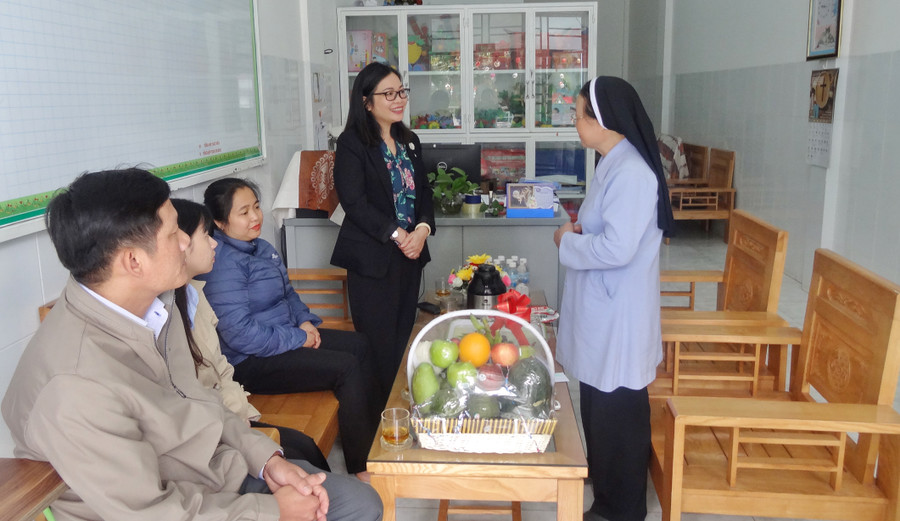 Lãnh đạo Hội LHPN tỉnh chúc mừng các nữ tu sĩ nhân dịp Giáng sinh. Ảnh: Minh Châu  Lãnh đạo Hội LHPN chúc mừng Giáng sinh các phụ nữ các dòng tu. Ảnh: Minh Châu