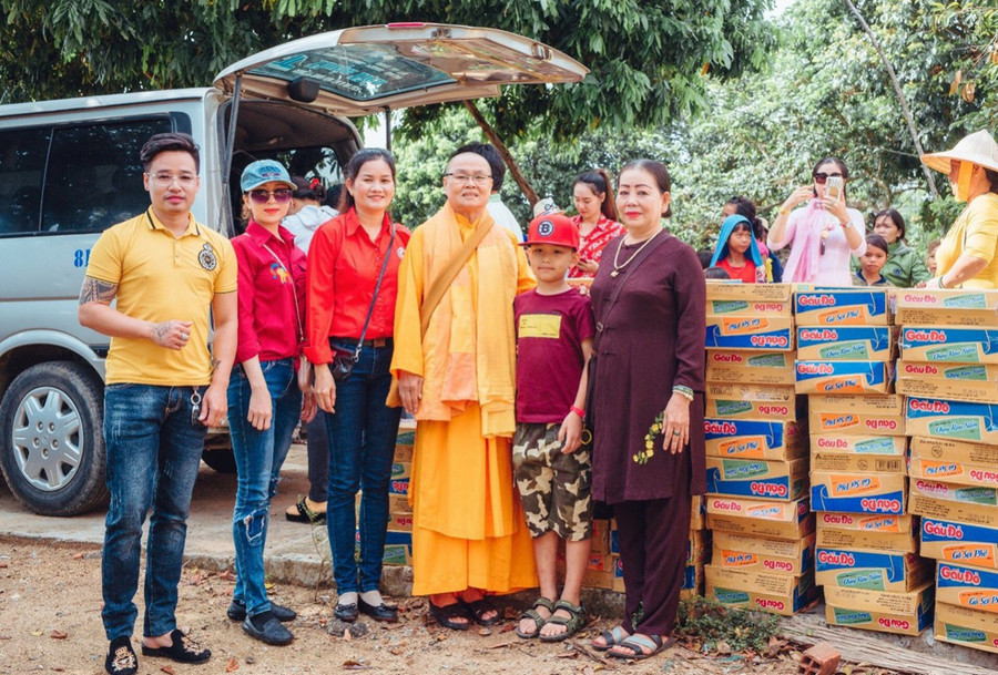 Sư cô Thích Nữ Thuần Liên cùng đoàn thiện nguyện trao tặng quà cho đồng bào vùng lũ miền Trung. (ảnh nhân vật cung cấp) Sư cô cùng đoàn thiện nguyện trao tặng quà cho đồng bào vùng lũ miền Trung. Ảnh nhân vật cung cấp