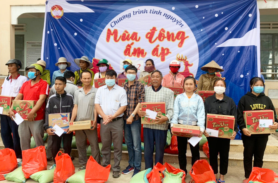 Đại diện lãnh đạo xã cùng đoàn thiện nguyện tặng quà cho hộ nghèo. Ảnh: Vũ Chi Đại diện lãnh đạo xã cùng đoàn thiện nguyện tặng quà cho hộ nghèo. Ảnh: Vũ Chi