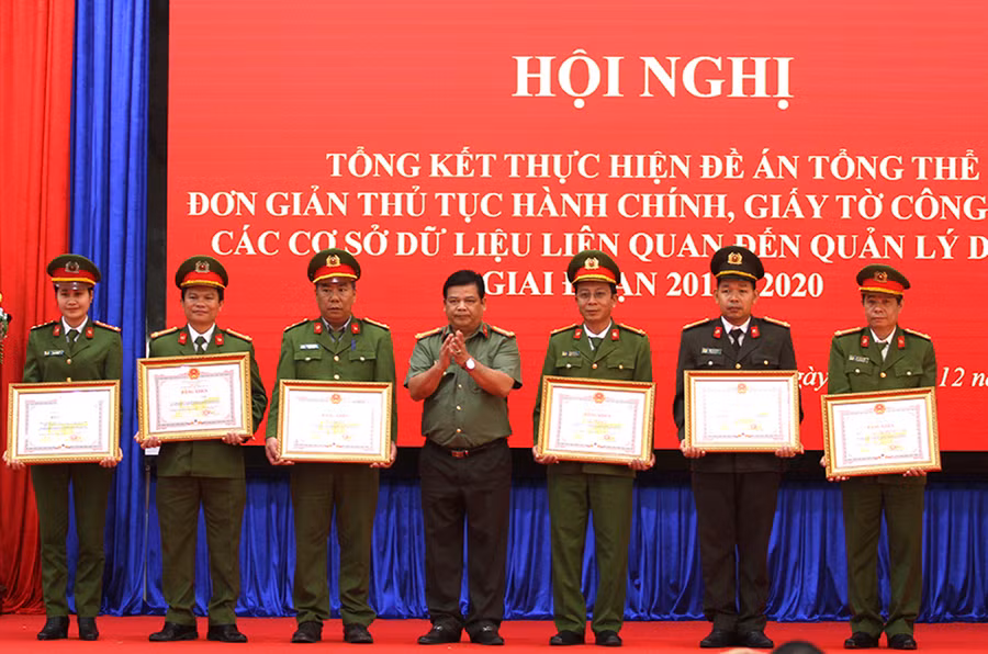 Đại tá Rah Lan Lâm-Giám đốc Công an tỉnh tặng bằng khen của Chủ tịch UBND tỉnh cho 6 tập thể có thành tích xuất sắc trong việc thực hiện Đề án 896. Ảnh: Lê Văn Ngọc Đại tá Rah Lan Lâm-Giám đốc Công an tỉnh tặng bằng khen của Chủ tịch UBND tỉnh cho 6 tập thể có thành tích xuất sắc trong việc thực hiện Đề án 896. Ảnh: Lê Văn Ngọc