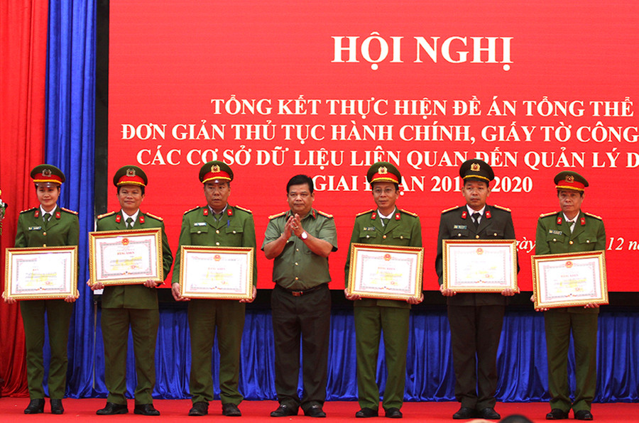  Đại tá Rah Lan Lâm-Giám đốc Công an tỉnh tặng bằng khen của Chủ tịch UBND tỉnh cho 6 tập thể có thành tích xuất sắc trong việc thực hiện Đề án 896. Ảnh: Lê Văn Ngọc