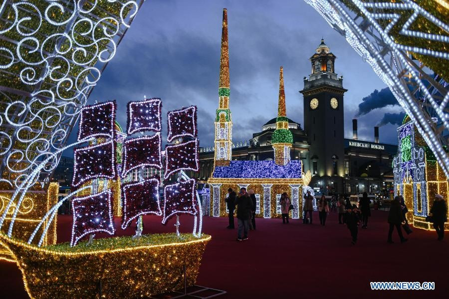 Trang trí chuẩn bị đón năm mới ở Mátxcơva Nga. Ảnh: Xinhua