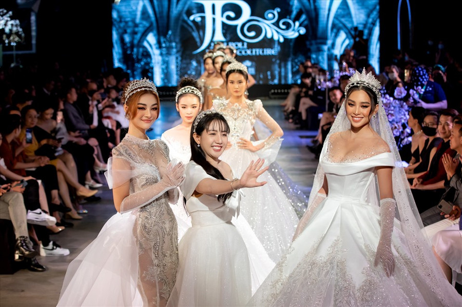 Đây là lần hiếm hoi Kiều Loan và Tiểu Vy cùng hội ngộ chung trên một sàn diễn. Ảnh: NSCC.