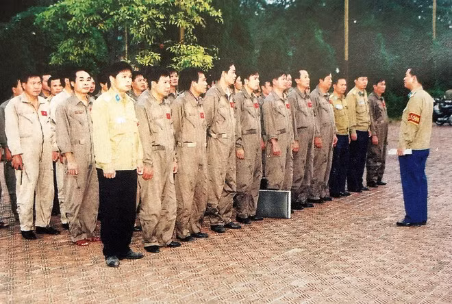 Chỉ huy bay giao nhiệm vụ cho các tổ bay An-26 cứu trợ miền Trung, tháng 11.1999; hình: Tư liệu. MAI THANH HẢI