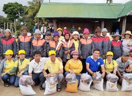 Tặng quà và áo ấm cho người nghèo xã Đak Pơ Pho. Ảnh: Hồng Ngọc