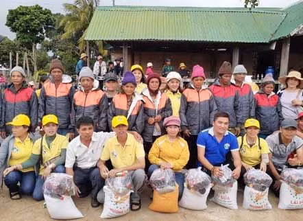 Tặng quà và áo ấm cho người nghèo xã Đak Pơ Pho. Ảnh: Hồng Ngọc