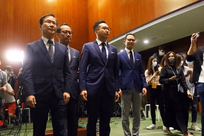 Bốn nghị sĩ Hồng Kông bị bãi nhiệm hồi tháng 11.2020 - Ảnh: Chụp màn hình SCMP