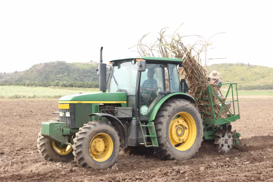 Nông dân xã Pờ Tó (huyện Ia Pa) cơ giới hóa trồng mía. Ảnh: Nguyễn Diệp