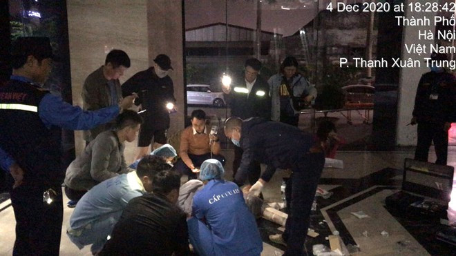 Nạn nhân Cường được sơ cứu trước khi đưa đi cấp cứu - Ảnh Cư dân chung cư Golden Land cung cấp  Nạn nhân Cường được sơ cứu trước khi đưa đi cấp cứu - Ảnh Cư dân chung cư Golden Land cung cấp