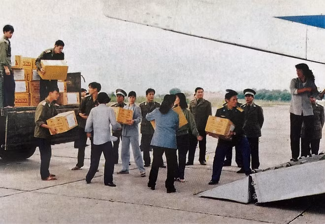 Vận chuyển hàng cứu trợ lên An-26 cứu trợ miền Trung, tháng 11.1999; hình: Tư liệu. MAI THANH HẢI