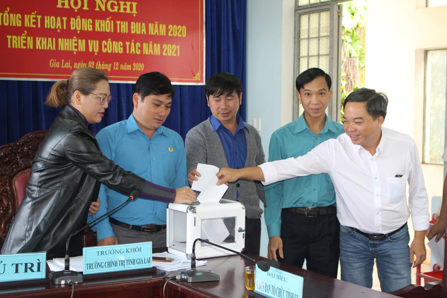 Các đơn vị bỏ phiếu công tác khen thưởng năm 2020. Ảnh: Phan Lài