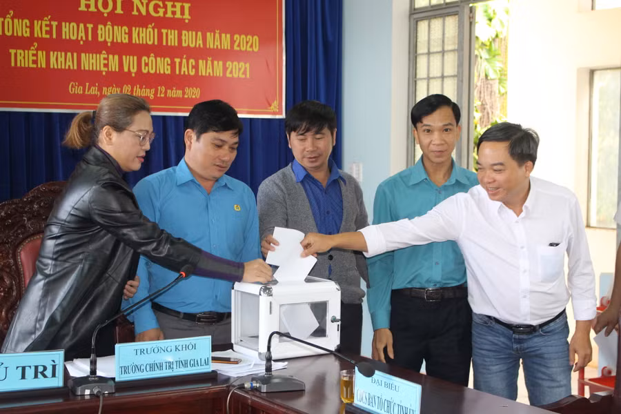 Các đơn vị bỏ phiếu công tác khen thưởng năm 2020. Ảnh: Phan Lài