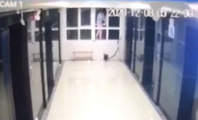 Hình ảnh người phụ nữ trèo qua lan can trước khi xảy ra vụ việc được camera an ninh ghi lại
