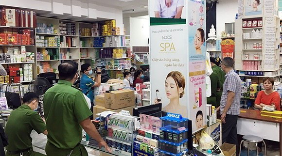 Khám xét trong nhà thuốc  Khám xét trong nhà thuốc