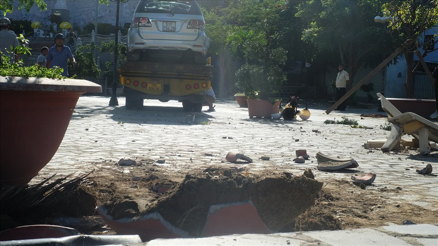 Chiếc ôtô đâm gãy lan can trước khi 