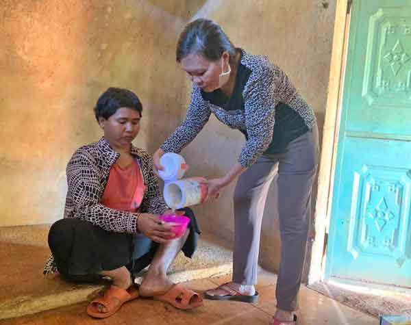 Sáng thứ 6 hàng tuần, bà Hà đều mang cháo tới cho Kpă H'leo-ẢNH-HỒNG THƯƠNG