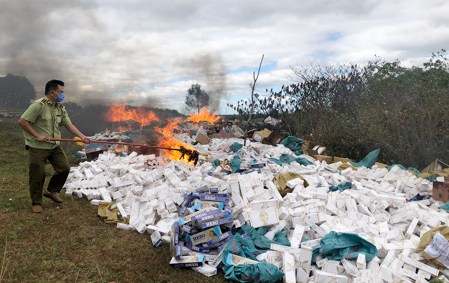  Toàn bộ số thuốc lá điếu được tiêu hủy bằng hình thức đốt cháy hoàn toàn. Ảnh: Anh Huy