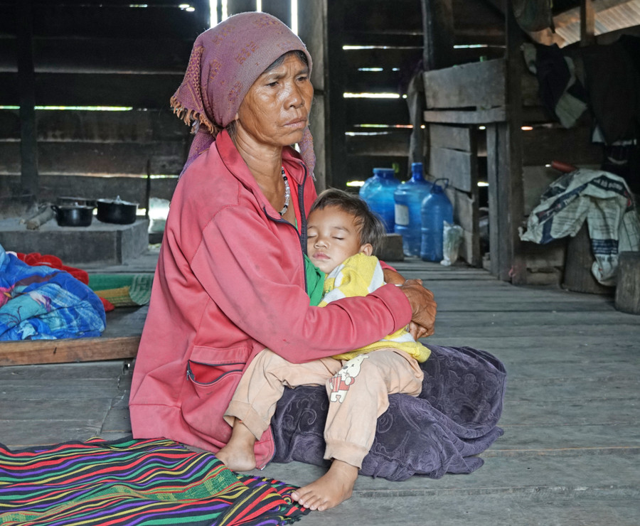 Bà Ksor HMun (tổ 7, thị trấn Phú Túc, huyện Krông Pa) ngổn ngang nỗi lòng khi con gái vừa mất thì con rể đã bỏ đi, để lại cho bà 2 đứa cháu còn quá nhỏ. Ảnh: Phương Duyên