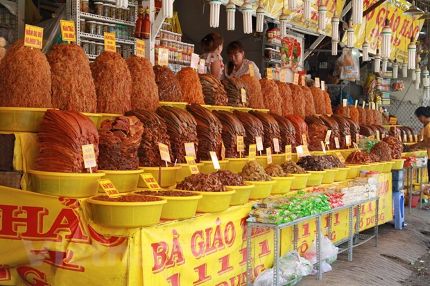 Đặc sản địa phương được bày bán ở Châu Đốc, An Giang. (Ảnh: Mai Mai/Vietnam+)