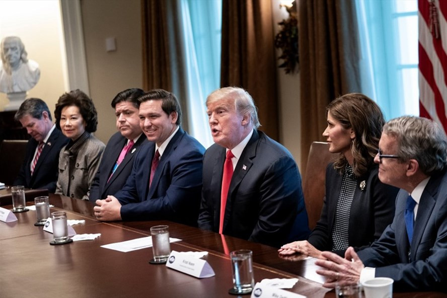 Thống đốc bang Georgia Brian Kemp (ngoài cùng bên trái) cùng các quan chức khác lắng nghe trong khi Tổng thống Donald Trump phát biểu tại Phòng Nội các của Nhà Trắng. Ảnh: AFP.