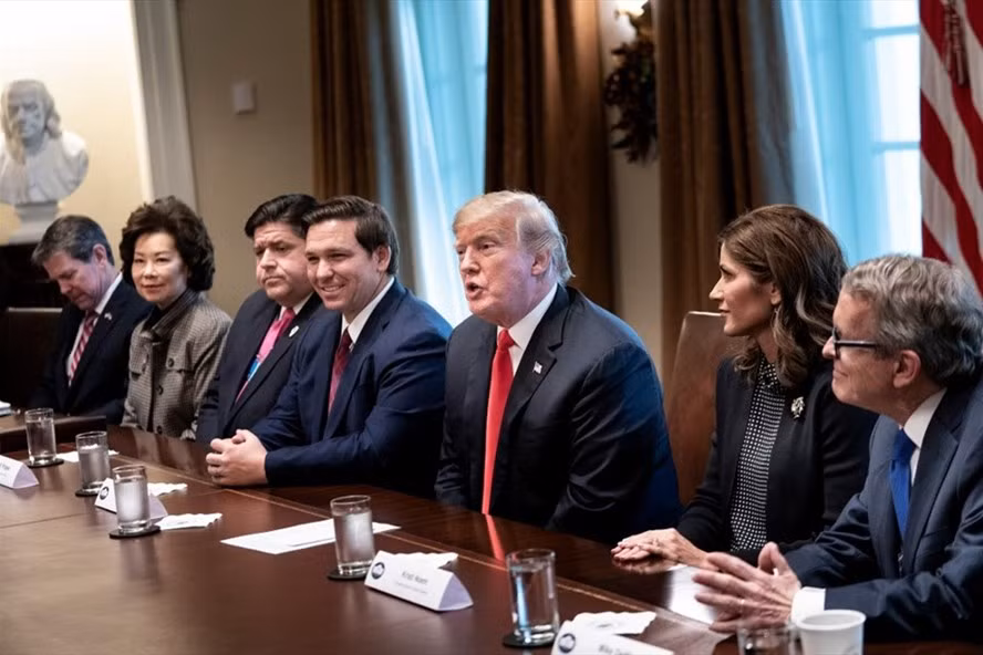 Thống đốc bang Georgia Brian Kemp (ngoài cùng bên trái) cùng các quan chức khác lắng nghe trong khi Tổng thống Donald Trump phát biểu tại Phòng Nội các của Nhà Trắng. Ảnh: AFP.