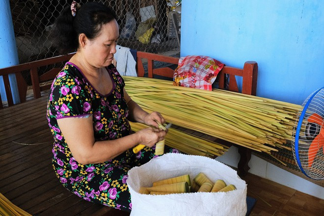 Cần ít nhất 5 giờ đồng hồ để cô Bé có thể quấn được 1.000 chiếc nòng bánh Cần ít nhất 5 giờ đồng hồ để cô Bé có thể quấn được 1.000 chiếc nòng bánh