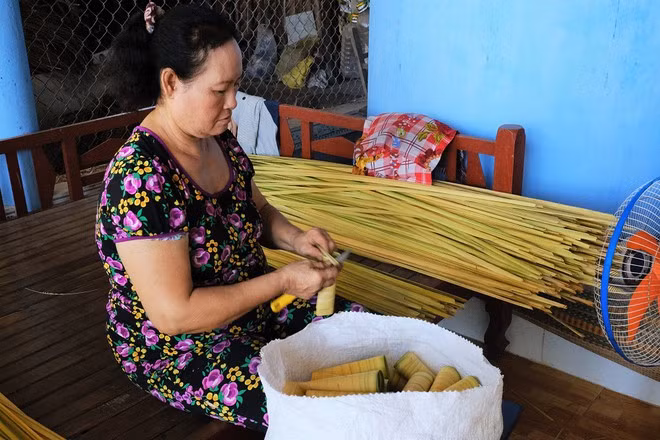 Cần ít nhất 5 giờ đồng hồ để cô Bé có thể quấn được 1.000 chiếc nòng bánh