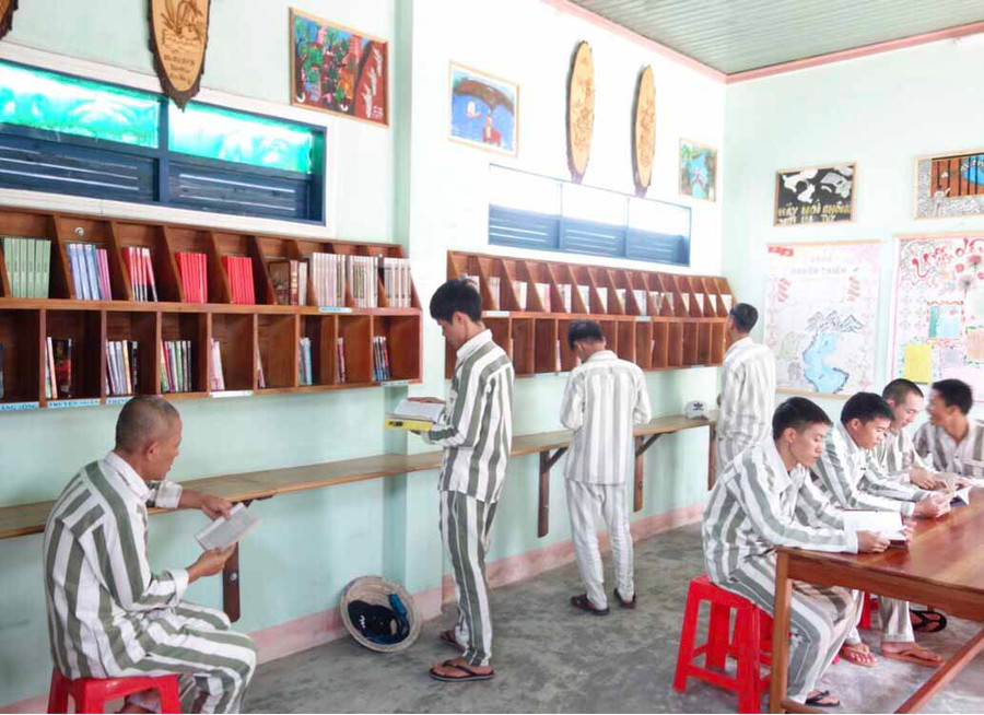Phạm nhân đọc và làm theo sách báo tại Trại giam Gia Trung. Ảnh: Duy Anh