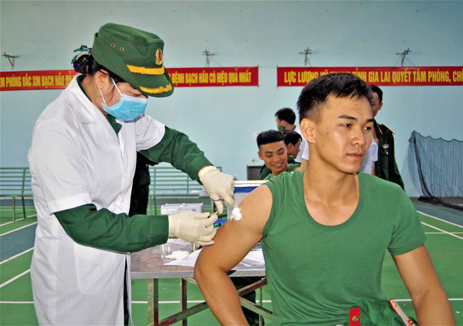 Chiến sĩ được tiêm phòng vắc xin bệnh Bạch hầu. Ảnh: Huy Bắc