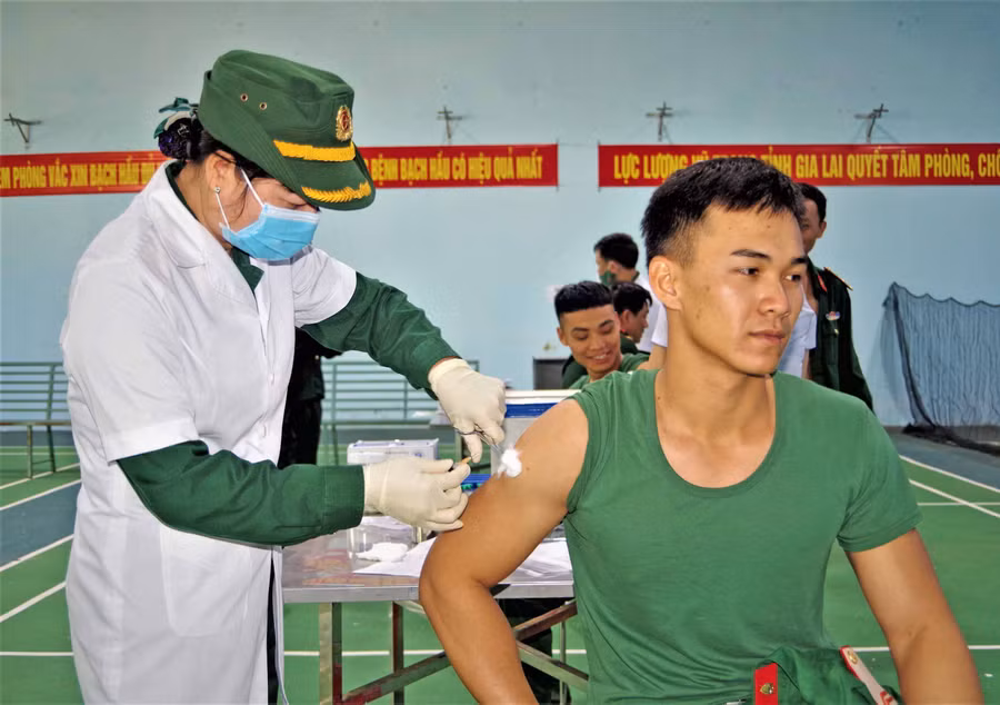 Chiến sĩ được tiêm phòng vắc xin bệnh Bạch hầu. Ảnh: Huy Bắc
