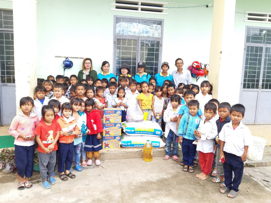 Câu lạc bộ Tấm lòng vàng thị xã An Khê tặng gạo và nhu yếu phẩm cho nhà trường để hỗ trợ các em tại khu nội trú...