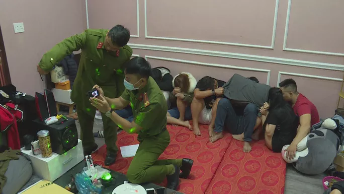 Lực lượng công an bắt quả tang nhóm thanh niên sử dụng ma túy Lực lượng công an bắt quả tang nhóm thanh niên sử dụng ma túy