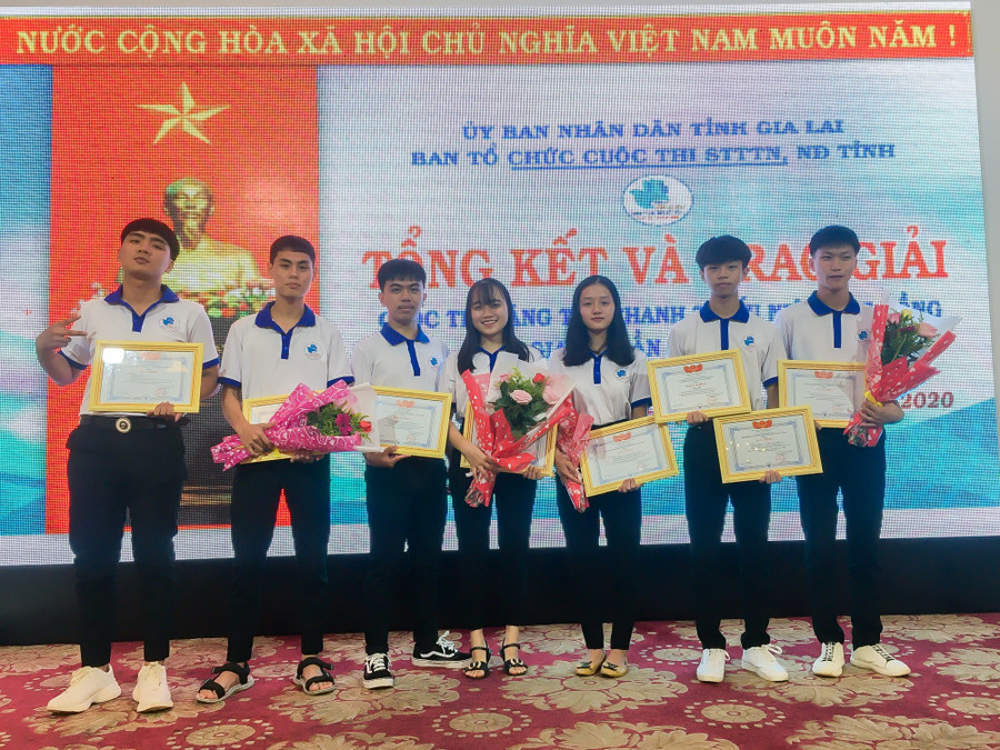 Các học sinh của Trường THPT Nguyễn Bỉnh Khiêm (huyện Chư Sê) đạt giải tại Cuộc thi Sáng tạo thanh-thiếu niên, nhi đồng tỉnh Gia Lai năm 2020. Ảnh: Hồng Thi.