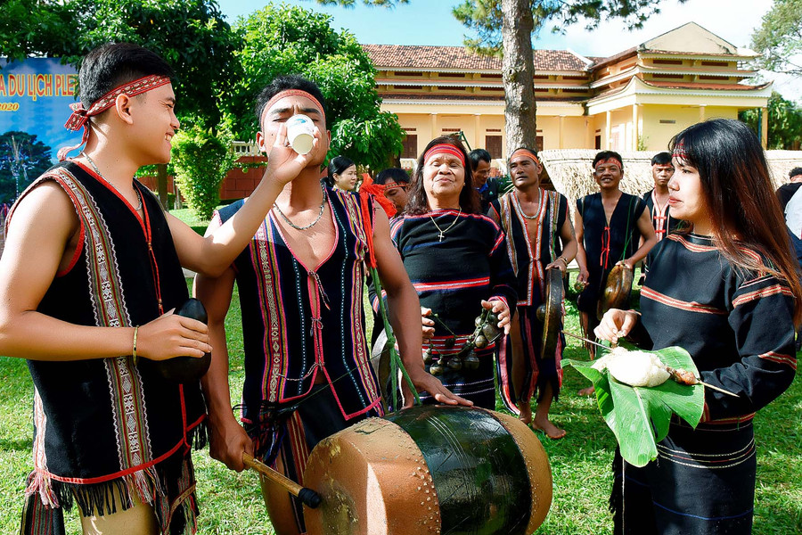 Sau những nghi lễ trang nghiêm của hôn lễ, khách mời cùng vui vẻ chung vui trong ngày trọng đại.