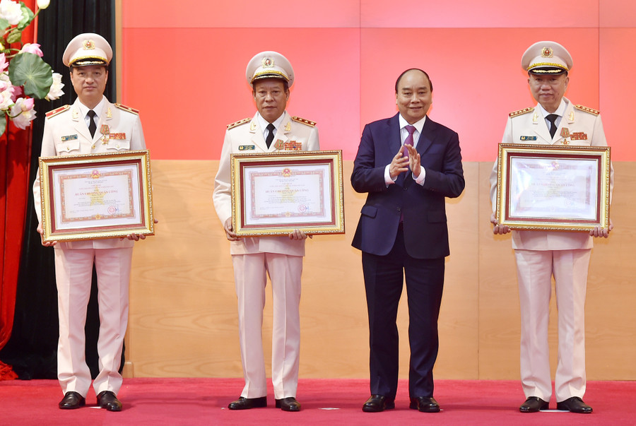 Thủ tướng trao Huân chương Quân công hạng Nhất tặng Bộ trưởng và 2 Thứ trưởng Bộ Công an (Ảnh VGP). Thủ tướng trao Huân chương Quân công hạng Nhất tặng Bộ trưởng và 2 Thứ trưởng Bộ Công an (Ảnh VGP).