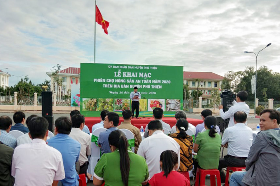 Quang cảnh lễ khai mạc phiên chợ nông sản an toàn huyện Phú Thiện năm 2020. Ảnh: Hoa Mai Hội thảo giải pháp thay đổi phương thức sản xuất nông nghiệp sạch. Ảnh: Hoa Mai