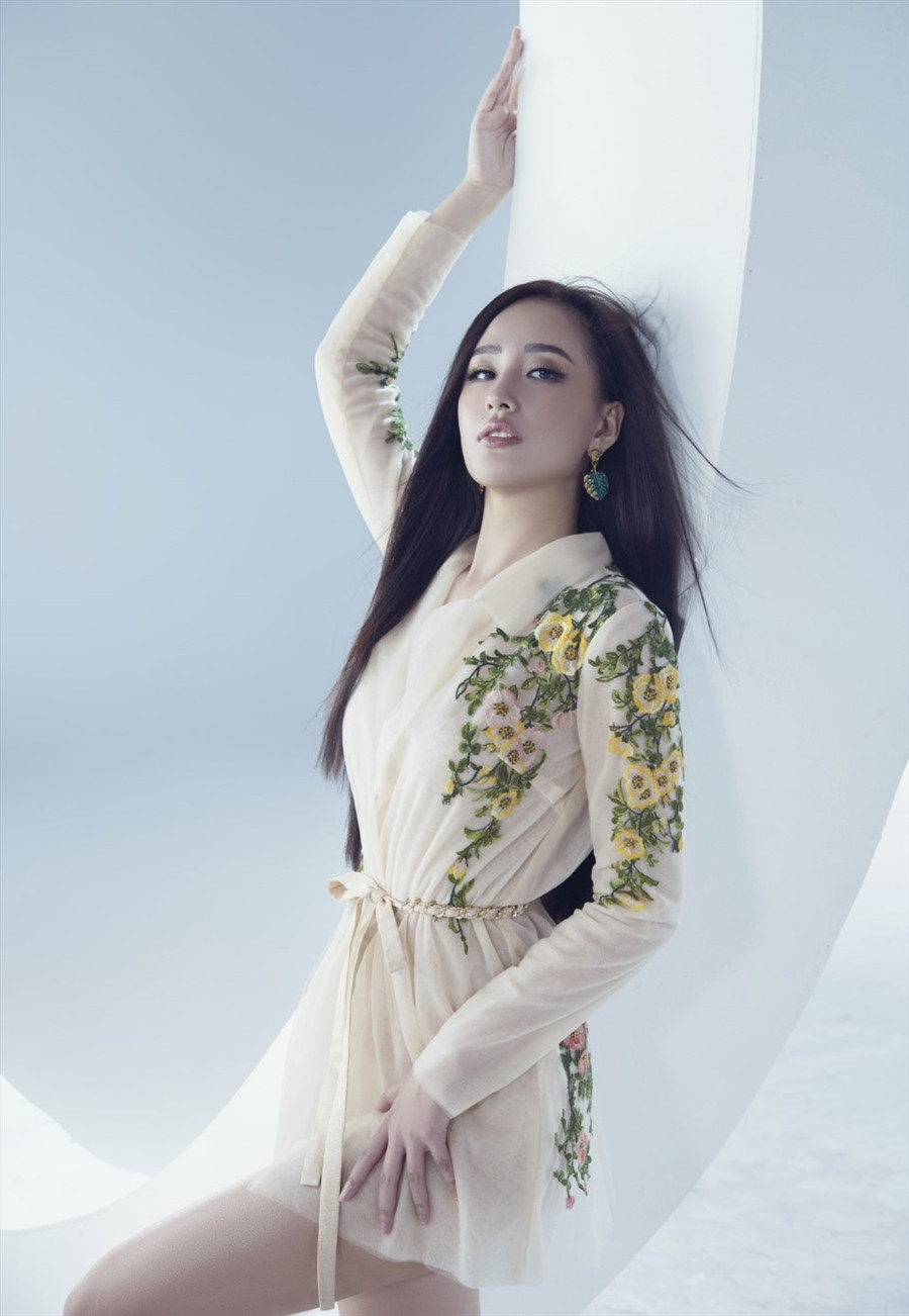 Mai Phương Thúy là nàng hậu có đời sống khá hiện đại và không ngại chia sẻ về những quan điểm cá nhân đến với công chúng. Đặc biệt, mới đây cô còn thẳng thắn nhận sai sót về scandal “ăn mặc thiếu vải” trong quá khứ.