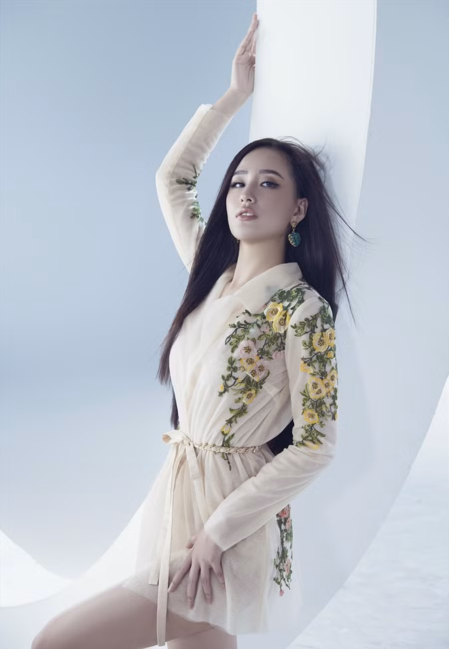 Mai Phương Thúy là nàng hậu có đời sống khá hiện đại và không ngại chia sẻ về những quan điểm cá nhân đến với công chúng. Đặc biệt, mới đây cô còn thẳng thắn nhận sai sót về scandal “ăn mặc thiếu vải” trong quá khứ.