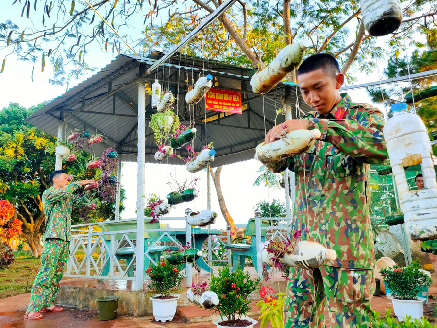 Đoàn viên, thanh niên Đoàn cơ sở Trung đoàn 48 chăm sóc khuôn viên xanh của đơn vị. Ảnh: Nguyễn Anh Sơn