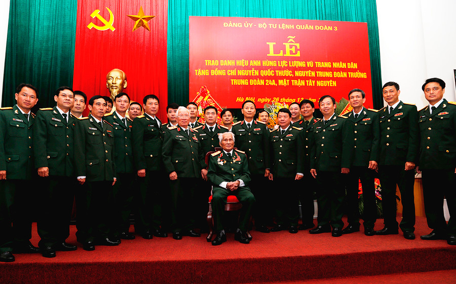  Lãnh đạo, cơ quan Quân đoàn 3 chụp ảnh lưu niệm với Trung tướng Nguyễn Quốc Thước, Anh hùng LLVTND. Ảnh: Chu Hoài