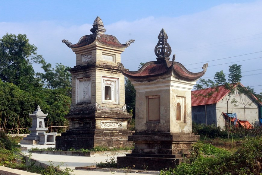 Các tháp đá cổ trong khuôn viên chùa. (Nguồn: TTXVN phát)  Các tháp đá cổ trong khuôn viên chùa. (Nguồn: TTXVN phát)