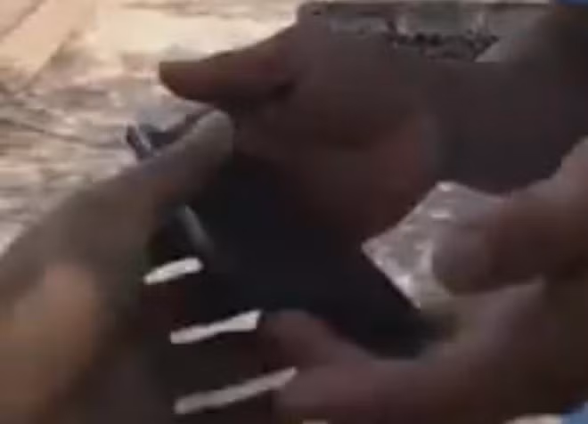 Gọi điện rồi đưa máy cho Cảnh sát giao thông - cảnh sát trật tự nghe ẢNH: CẮT TỪ CLIP