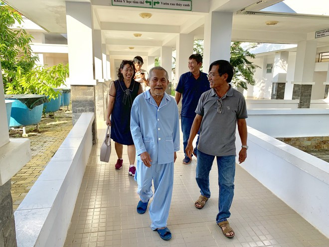 Đinh Văn Báng (trái) cùng Trầm Lợi Mến và các cựu binh tại Bệnh viện Tâm thần Khánh Hòa- Ảnh: TRẦN ĐĂNG