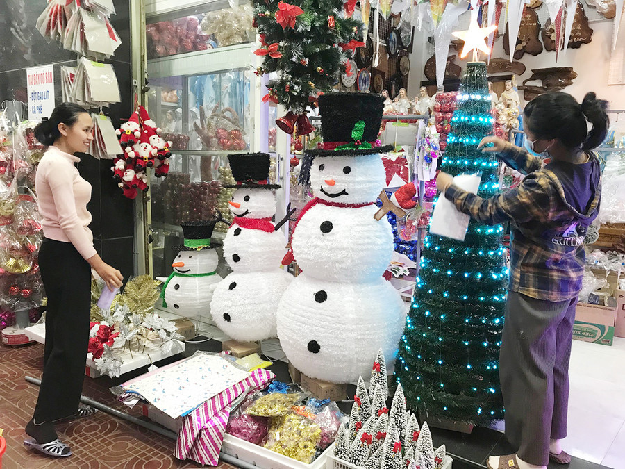 Hàng trang trí Noel được bày bán tại cửa hàng 44 Hùng Vương (tại địa chỉ 44 Hùng Vương, TP. Pleiku). Ảnh: Vũ Thảo  Hàng trang trí Noel được bày bán tại cửa hàng 44 Hùng Vương (tại địa chỉ 44 Hùng Vương, TP. Pleiku). Ảnh: Vũ Thảo