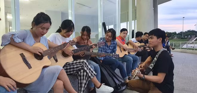 Đức Trọng (áo thun đen) mở lớp guitar miễn phí mong muốn được giao lưu, học hỏi ẢNH: TẤN ĐẠT