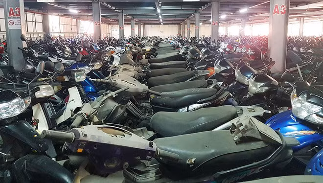 Hàng trăm xe “vô chủ” tồn đọng tại Bến xe Miền Tây - ẢNH: TRÁC RIN