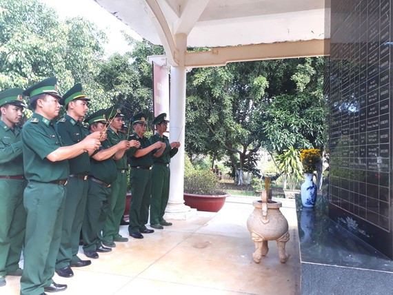Cán bộ, chiến sĩ Đồn Biên phòng Long Khốt thắp hương các anh hùng liệt sĩ ở khu tưởng niệm. Ảnh: ĐĂNG NGUYÊN Cán bộ, chiến sĩ Đồn Biên phòng Long Khốt thắp hương các anh hùng liệt sĩ ở khu tưởng niệm. Ảnh: ĐĂNG NGUYÊN