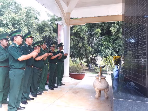 Cán bộ, chiến sĩ Đồn Biên phòng Long Khốt thắp hương các anh hùng liệt sĩ ở khu tưởng niệm. Ảnh: ĐĂNG NGUYÊN