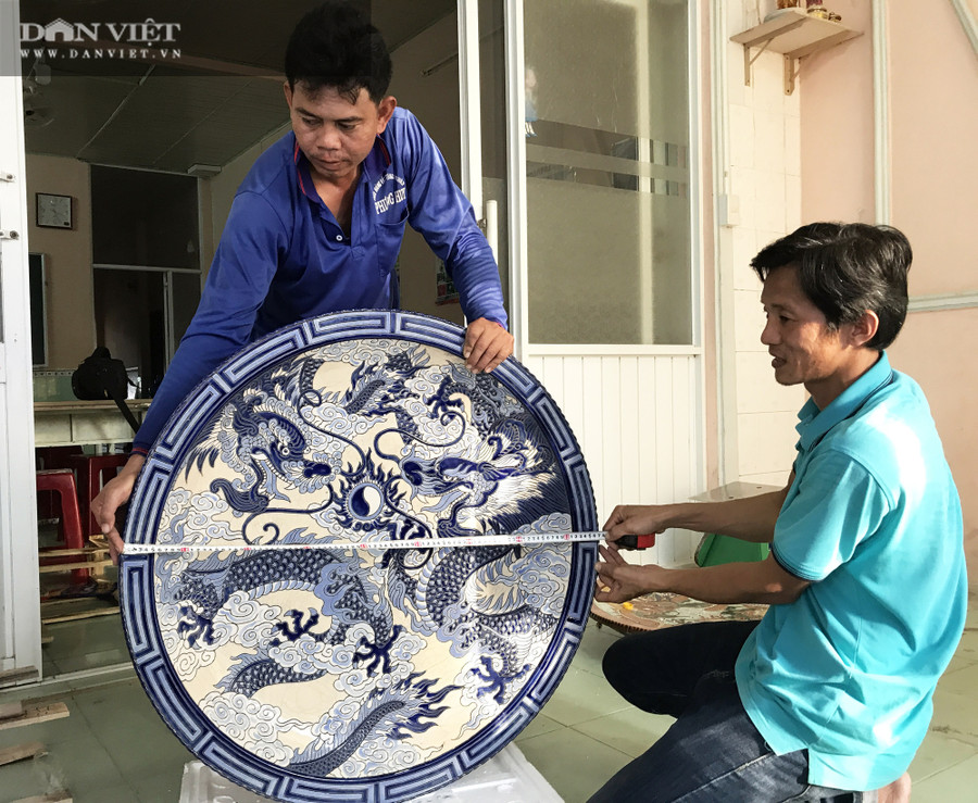 Thầy giáo Nam sở hữu những chiếc đĩa gốm sứ có kích thước khủng hiểm gặp. Ảnh: M.A.