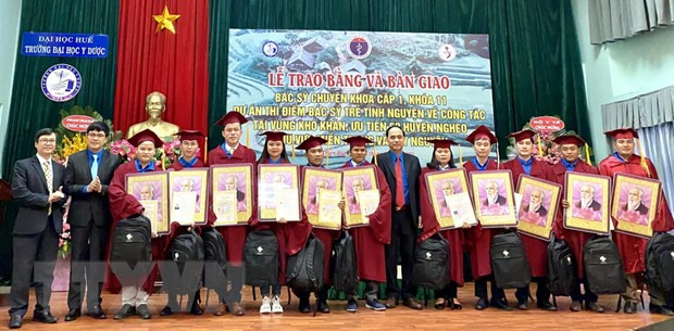 Trao chứng chỉ hành nghề và tặng quà của Bộ trưởng Bộ Y tế cho các bác sỹ tốt nghiệp. (Ảnh: Mai Trang/TTXVN)
